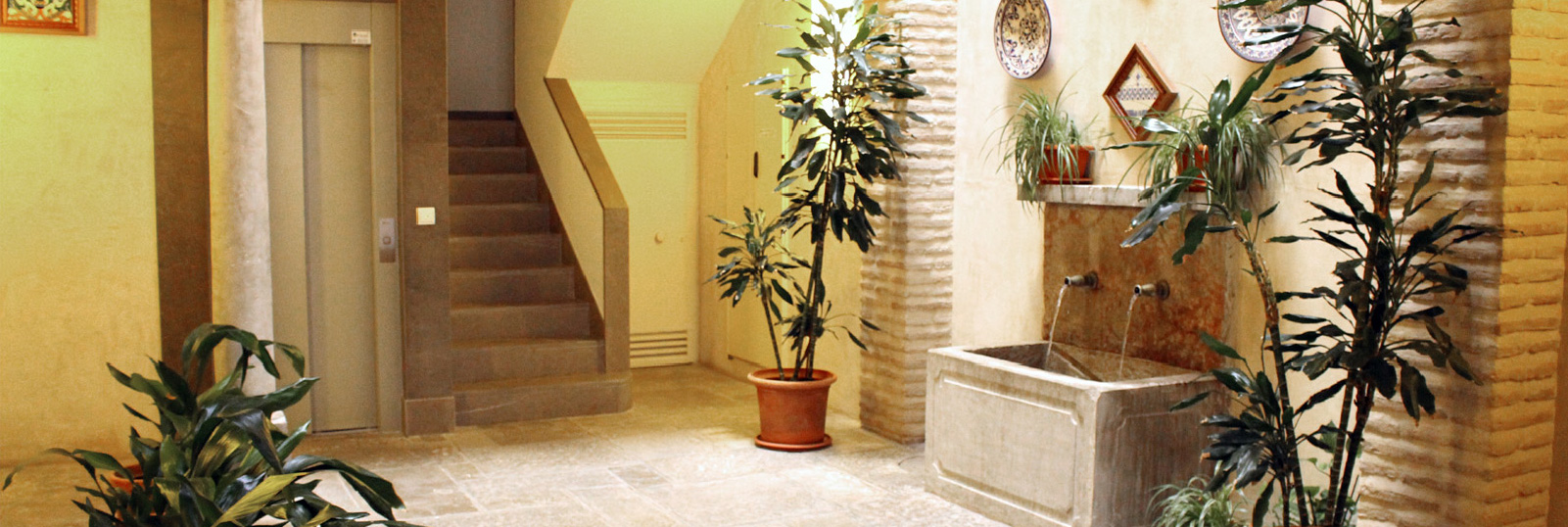 Patio interior de Laurel Suites Identidad corporativa de Laurel Suites, diseñada por App&Web